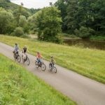 Fahrradfahren an der Nahe-Weinbauregion Nahe Willkommen zum beeindruckenden Naheradweg, den Sie auf diesem Bild mit Fahrradfahrern auf Tour bewundern können! Buchen Sie bei uns Touren durchs Nahetal und entdecken Sie die Schönheit und Vielfalt dieser beliebten Radstrecke. Genießen Sie eine aktive Tour entlang des Flusses Nahe und erkunden Sie die malerische Landschaft, charmante Dörfer und historische Sehenswürdigkeiten entlang des Weges. Erleben Sie unvergessliche Momente, während Sie auf dem Naheradweg radeln und die Freiheit des Fahrradfahrens im Nahetal in vollen Zügen genießen.