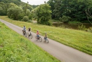 Fahrradfahren an der Nahe-Weinbauregion Nahe Willkommen zum beeindruckenden Naheradweg, den Sie auf diesem Bild mit Fahrradfahrern auf Tour bewundern können! Buchen Sie bei uns Touren durchs Nahetal und entdecken Sie die Schönheit und Vielfalt dieser beliebten Radstrecke. Genießen Sie eine aktive Tour entlang des Flusses Nahe und erkunden Sie die malerische Landschaft, charmante Dörfer und historische Sehenswürdigkeiten entlang des Weges. Erleben Sie unvergessliche Momente, während Sie auf dem Naheradweg radeln und die Freiheit des Fahrradfahrens im Nahetal in vollen Zügen genießen.