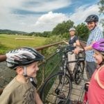 Familien-Radtour-Landkreis Bad Kreuznach-Radtour Willkommen zu einer fröhlichen Familienradtour im Landkreis Bad Kreuznach, die Sie auf diesem Bild bewundern können! Buchen Sie bei uns Touren durchs Nahetal und erleben Sie gemeinsam mit Ihrer Familie unvergessliche Abenteuer auf dem Fahrrad. Entdecken Sie die malerische Natur und die charmanten Orte des Landkreises Bad Kreuznach auf kinderfreundlichen Radwegen. Genießen Sie die gemeinsame Zeit, sammeln Sie unvergessliche Erinnerungen und erleben Sie das Nahetal aus einer neuen Perspektive. Erleben Sie unvergessliche Momente, während Sie die Familienradtour im Landkreis Bad Kreuznach genießen und die Schönheit des Nahetals auf zwei Rädern erkunden.