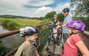 Familien-Radtour-Landkreis Bad Kreuznach-Radtour Willkommen zu einer fröhlichen Familienradtour im Landkreis Bad Kreuznach, die Sie auf diesem Bild bewundern können! Buchen Sie bei uns Touren durchs Nahetal und erleben Sie gemeinsam mit Ihrer Familie unvergessliche Abenteuer auf dem Fahrrad. Entdecken Sie die malerische Natur und die charmanten Orte des Landkreises Bad Kreuznach auf kinderfreundlichen Radwegen. Genießen Sie die gemeinsame Zeit, sammeln Sie unvergessliche Erinnerungen und erleben Sie das Nahetal aus einer neuen Perspektive. Erleben Sie unvergessliche Momente, während Sie die Familienradtour im Landkreis Bad Kreuznach genießen und die Schönheit des Nahetals auf zwei Rädern erkunden.