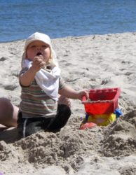 Familienurlaub-Ostsee-Babyreise-Sandstrand