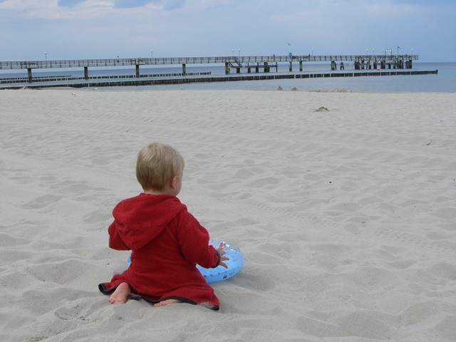 Familienurlaub-Ostsee-Babyreise-Sandstrand Koserow Das zauberhafte Bild zeigt eine glückliche Familie, die einen erholsamen Familienurlaub an der Ostsee in Koserow genießt. Sie verbringen gemeinsam wundervolle Stunden am Sandstrand, während das Baby fröhlich im feinen Sand spielt. Die sanften Wellen des Meeres laden zum Planschen und Schwimmen ein, während das ältere Kind begeistert Sandburgen baut. Koserow bietet die perfekte Kulisse für einen unvergesslichen Familienurlaub mit seinen malerischen Stränden und der entspannten Atmosphäre. Buchen Sie jetzt Ihren Familienurlaub an der Ostsee in Koserow und erleben Sie wertvolle Momente mit Ihren Liebsten.