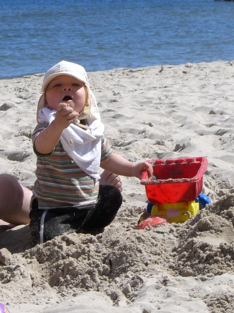 Familienurlaub-Ostsee-Babyreise-Sandstrand Das zauberhafte Bild zeigt eine fröhliche Familie, die einen unvergesslichen Familienurlaub an der Ostsee verbringt. Sie genießen gemeinsam die Sonne, den feinen Sandstrand und das sanfte Rauschen der Wellen. Das Baby strahlt vor Freude, während es seine Füße in den warmen Sand taucht. Die Eltern entspannen sich auf den Strandtüchern und nehmen die idyllische Atmosphäre in sich auf. Ein Familienurlaub an der Ostsee bietet Entspannung, Erholung und unvergessliche Erlebnisse für Jung und Alt. Buchen Sie jetzt Ihren Familienurlaub an der Ostsee und schaffen Sie wertvolle Erinnerungen mit Ihrer Familie.