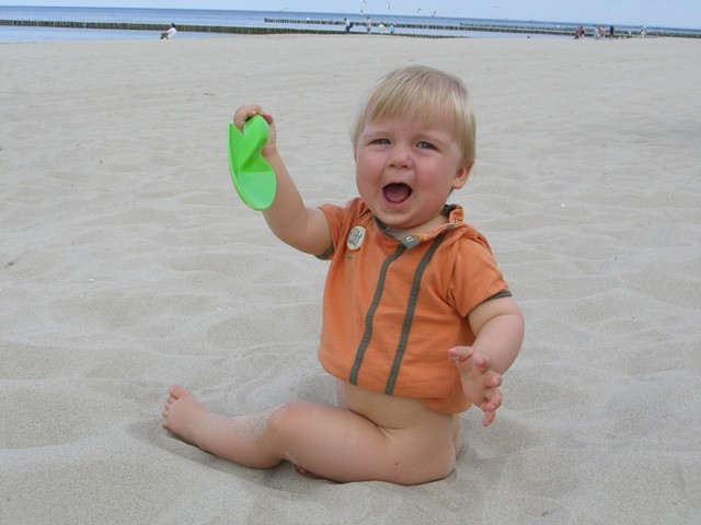Familienurlaub-Ostsee-Babyreise-Usedom Das entzückende Bild zeigt eine fröhliche Familie, die einen unvergesslichen Familienurlaub an der Ostsee auf der Insel Usedom verbringt. Sie genießen gemeinsam die frische Meeresluft, den feinen Sandstrand und das sanfte Rauschen der Wellen. Das Baby lacht vor Freude, während es die ersten Sandkörner in den Händen hält. Die Eltern entspannen sich auf den Strandtüchern und nehmen die idyllische Atmosphäre in sich auf. Ein Familienurlaub auf Usedom bietet eine perfekte Mischung aus Entspannung, Naturerlebnissen und Spaß für Groß und Klein. Buchen Sie jetzt Ihren Familienurlaub auf Usedom und erleben Sie unvergessliche Momente der Verbundenheit und Freude.