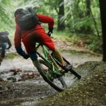 Flowtrail-Mountainbiketour-Stromberg Willkommen auf dem aufregenden Flowtrail in Stromberg, den Sie auf diesem Bild bei einer Mountainbiketour bewundern können! Buchen Sie bei uns Touren durchs Nahetal und erleben Sie das ultimative Offroad-Abenteuer auf dem Flowtrail. Bezwingen Sie anspruchsvolle Steigungen, meistern Sie rasante Abfahrten und spüren Sie den Nervenkitzel des Mountainbikens inmitten der atemberaubenden Natur des Nahetals. Erleben Sie unvergessliche Momente, während Sie den Flowtrail in Stromberg erkunden und die Adrenalinkicks sowie die Schönheit des Nahetals auf sich wirken lassen.