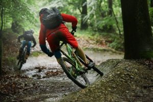 Flowtrail-Mountainbiketour-Stromberg Willkommen auf dem aufregenden Flowtrail in Stromberg, den Sie auf diesem Bild bei einer Mountainbiketour bewundern können! Buchen Sie bei uns Touren durchs Nahetal und erleben Sie das ultimative Offroad-Abenteuer auf dem Flowtrail. Bezwingen Sie anspruchsvolle Steigungen, meistern Sie rasante Abfahrten und spüren Sie den Nervenkitzel des Mountainbikens inmitten der atemberaubenden Natur des Nahetals. Erleben Sie unvergessliche Momente, während Sie den Flowtrail in Stromberg erkunden und die Adrenalinkicks sowie die Schönheit des Nahetals auf sich wirken lassen.