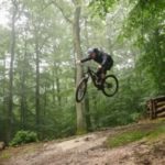 Flowtrail-Mountainbiketour-Stromberg-Nahe Region Willkommen zum aufregenden Flowtrail in Stromberg, den Sie auf diesem Bild bewundern können! Buchen Sie bei uns Touren durchs Nahetal und erleben Sie das ultimative Mountainbike-Abenteuer auf dem Flowtrail. Bezwingen Sie anspruchsvolle Steigungen, meistern Sie rasante Abfahrten und spüren Sie den Adrenalinkick des Biken inmitten der atemberaubenden Natur des Nahetals. Der Flowtrail in Stromberg bietet Ihnen eine abwechslungsreiche und spannende Strecke, die sowohl für erfahrene Mountainbiker als auch für Anfänger geeignet ist. Erleben Sie unvergessliche Momente, während Sie den Flowtrail in Stromberg erkunden und die Schönheit des Nahetals auf sich wirken lassen.