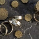 Groschenring Tanja Emmert-Idar Oberstein-Edelsteine Entdecken Sie die faszinierende Welt der Groschenringe von Tanja Emmert aus Idar-Oberstein! Auf diesem Bild können Sie die einzigartigen Schmuckstücke bewundern, die durch die Kreativität und das Talent der Schmuckdesignerin entstehen. Buchen Sie bei uns Touren durchs Edelsteinland und besuchen Sie Tanja Emmerts Atelier, um ihre beeindruckende Kollektion hautnah zu erleben. Tauchen Sie ein in die Welt des Schmuckhandwerks, beobachten Sie die Herstellung der Groschenringe und lassen Sie sich von der faszinierenden Verbindung von Edelsteinen und Münzen begeistern. Erleben Sie unvergessliche Momente, während Sie die kunstvollen Groschenringe betrachten und die Leidenschaft und das Talent von Tanja Emmert bewundern.
