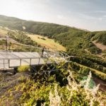 Hildegard-von-Bingen-Aussichtsplattform-Pilgerweg Willkommen zum imposanten Nahe Skywalk bei Schloss Daun, den Sie auf diesem Bild bewundern können! Buchen Sie bei uns Touren durchs Nahetal und erleben Sie den Nervenkitzel, wenn Sie über die spektakuläre Aussichtsplattform schreiten. Genießen Sie einen atemberaubenden Panoramablick über das Nahetal und die umliegende Landschaft, während Sie über den Skywalk spazieren. Erfahren Sie mehr über die Geschichte von Schloss Daun und die faszinierenden Geschichten, die mit diesem Ort verbunden sind. Erleben Sie unvergessliche Momente, während Sie den Nahe Skywalk bei Schloss Daun betrachten und die Schönheit des Nahetals aus einer neuen Perspektive erleben.