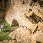 Hildegard-von-Bingen-Pilger-Weinanbaugebiet Nahe Willkommen zum mystischen Kloster Disibodenberg, das Sie auf diesem Bild zusammen mit zwei Pilgern bewundern können! Buchen Sie bei uns Touren durchs Nahetal und erkunden Sie die spirituelle Atmosphäre und die historische Bedeutung dieses einzigartigen Ortes. Erfahren Sie mehr über das frühere Leben im Kloster, besichtigen Sie die beeindruckenden Ruinen und lassen Sie sich von der ruhigen und besinnlichen Atmosphäre verzaubern. Begleiten Sie die Pilger auf ihrem Weg und erleben Sie selbst die spirituelle Verbundenheit mit dem Kloster Disibodenberg. Erleben Sie unvergessliche Momente, während Sie das Kloster Disibodenberg betrachten und die spirituelle Energie des Nahetals spüren.