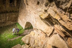 Hildegard-von-Bingen-Pilger-Weinanbaugebiet Nahe Willkommen zum mystischen Kloster Disibodenberg, das Sie auf diesem Bild zusammen mit zwei Pilgern bewundern können! Buchen Sie bei uns Touren durchs Nahetal und erkunden Sie die spirituelle Atmosphäre und die historische Bedeutung dieses einzigartigen Ortes. Erfahren Sie mehr über das frühere Leben im Kloster, besichtigen Sie die beeindruckenden Ruinen und lassen Sie sich von der ruhigen und besinnlichen Atmosphäre verzaubern. Begleiten Sie die Pilger auf ihrem Weg und erleben Sie selbst die spirituelle Verbundenheit mit dem Kloster Disibodenberg. Erleben Sie unvergessliche Momente, während Sie das Kloster Disibodenberg betrachten und die spirituelle Energie des Nahetals spüren.