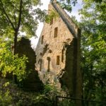 Klosterruine Disibodenberg-Weinbauregion Nahe Willkommen zum mystischen Kloster Disibodenberg, dessen Teil im Wald Sie auf diesem Bild bewundern können! Buchen Sie bei uns Touren durchs Nahetal und begeben Sie sich auf eine Reise in die Vergangenheit, um das Kloster und seine Geschichte zu erkunden. Tauchen Sie ein in die Ruhe und Stille des Waldes und spüren Sie die spirituelle Aura, die diesen Ort umgibt. Erfahren Sie mehr über das Leben der Mönche und Nonnen, die einst hier lebten, und lassen Sie sich von der Schönheit der Natur und der mystischen Atmosphäre des Klosters Disibodenberg verzaubern. Erleben Sie unvergessliche Momente, während Sie einen Teil des Klosters Disibodenberg im Wald betrachten und das Nahetal auf eine ganz besondere Art und Weise erleben.