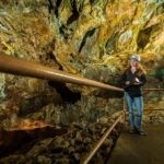 Kupferbergwerk Fischbach-Idar Oberstein-Edelsteine Willkommen im faszinierenden Kupferbergwerk von Fischbach bei Idar-Oberstein! Auf diesem Bild können Sie einen Blick in die historischen Stollen werfen, die tief in die Erde führen. Buchen Sie bei uns Touren durchs Edelsteinland und entdecken Sie das Kupferbergwerk, um mehr über die spannende Bergbaugeschichte der Region zu erfahren. Tauchen Sie ein in die Welt des Bergbaus, erkunden Sie die alten Stollen und erfahren Sie mehr über den Abbau von Kupfer und anderen wertvollen Mineralien. Erleben Sie unvergessliche Momente, während Sie das Kupferbergwerk erkunden und die beeindruckende Arbeit der Bergleute hautnah erleben.