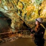 Kupferbergwerk Fischbach-Idar Oberstein-Nahe-Edelsteine Willkommen in der beeindruckenden "Hölle" des Kupferbergwerks in Fischbach bei Idar-Oberstein! Auf diesem Bild können Sie einen Blick in den faszinierenden Untergrund werfen, wo einst der Kupferabbau stattfand. Buchen Sie bei uns Touren durchs Edelsteinland und besuchen Sie das Kupferbergwerk, um eine aufregende Reise in die Vergangenheit zu unternehmen. Erkunden Sie die geheimnisvollen Stollen und Gänge, erfahren Sie mehr über die harte Arbeit der Bergleute und tauchen Sie ein in die Welt des Kupferabbaus. Erleben Sie unvergessliche Momente, während Sie das Kupferbergwerk in der "Hölle" erkunden und die faszinierende Geschichte des Bergbaus hautnah erleben.