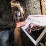 Kupferbergwerk Fischbach-Nahe urlaubsregion Willkommen im beeindruckenden Kupferbergwerk von Fischbach in der Urlaubsregion Idar-Oberstein! Auf diesem Bild können Sie die Überreste des historischen Bergwerks bewundern. Buchen Sie bei uns Touren durchs Edelsteinland und besuchen Sie das Kupferbergwerk, um eine spannende Reise in die Welt des Bergbaus zu unternehmen. Erfahren Sie mehr über den Abbau von Kupfer und die harte Arbeit der Bergleute, während Sie das Kupferbergwerk erkunden. Genießen Sie unvergessliche Momente, während Sie die beeindruckende Schönheit des Kupferbergwerks in der Urlaubsregion Idar-Oberstein entdecken und die spannende Geschichte des Bergbaus erleben.