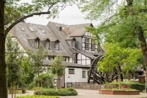 Kurpark Bad Münster-Weinbauregion Nahe Willkommen zum idyllischen Kurpark von Bad Münster am Stein-Ebernburg, den Sie auf diesem Bild bewundern können! Buchen Sie bei uns Touren durchs Nahetal und entdecken Sie die entspannende Schönheit dieses malerischen Kurparks. Genießen Sie einen Spaziergang entlang der blühenden Blumenbeete, entspannen Sie sich auf den grünen Rasenflächen und lassen Sie die Seele baumeln. Der Kurpark von Bad Münster bietet Ihnen eine Oase der Ruhe und Erholung, umgeben von der beeindruckenden Natur des Nahetals. Erleben Sie unvergessliche Momente, während Sie den Kurpark von Bad Münster betrachten und die harmonische Atmosphäre des Nahetals genießen.