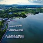 Bostalsee Hafen Willkommen zum idyllischen Bostalsee Hafen, den Sie auf diesem Bild bewundern können! Buchen Sie bei uns Touren durchs Nahetal und entdecken Sie die faszinierende Schönheit dieses malerischen Hafens. Der Bostalsee bietet zahlreiche Freizeitmöglichkeiten wie Wassersport, Bootsfahrten und Entspannung am Ufer. Erkunden Sie die herrliche Umgebung, genießen Sie den Blick auf den glitzernden See und lassen Sie sich von der natürlichen Ruhe und Gelassenheit des Ortes verzaubern. Der Bostalsee Hafen lädt Sie ein, unvergessliche Momente zu erleben und das Nahetal aus einer neuen Perspektive zu entdecken.
