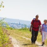 Michels Vitaltour-Weinwanderung Nahe Willkommen zu einer erlebnisreichen Wanderung auf der Vitaltour an der Nahe, die Sie auf diesem Bild mit zwei begeisterten Wanderern sehen können! Buchen Sie bei uns Touren durchs Nahetal und entdecken Sie die malerische Schönheit dieser Wanderstrecke. Genießen Sie die frische Luft, spüren Sie die Energie der Natur und tanken Sie neue Kraft beim Wandern entlang der Nahe. Die Vitaltour bietet Ihnen eine abwechslungsreiche Landschaft, idyllische Wege und atemberaubende Ausblicke auf das Nahetal. Erleben Sie unvergessliche Momente, während Sie die Wanderer auf der Vitaltour betrachten und die vielfältigen Facetten des Nahetals erleben.