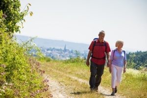 Michels Vitaltour-Weinwanderung Nahe Willkommen zu einer erlebnisreichen Wanderung auf der Vitaltour an der Nahe, die Sie auf diesem Bild mit zwei begeisterten Wanderern sehen können! Buchen Sie bei uns Touren durchs Nahetal und entdecken Sie die malerische Schönheit dieser Wanderstrecke. Genießen Sie die frische Luft, spüren Sie die Energie der Natur und tanken Sie neue Kraft beim Wandern entlang der Nahe. Die Vitaltour bietet Ihnen eine abwechslungsreiche Landschaft, idyllische Wege und atemberaubende Ausblicke auf das Nahetal. Erleben Sie unvergessliche Momente, während Sie die Wanderer auf der Vitaltour betrachten und die vielfältigen Facetten des Nahetals erleben.