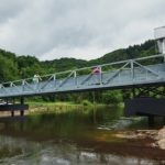 Mühlenwoog Brücke Willkommen zur idyllischen Mühlenwoog Brücke, die Sie auf diesem Bild bewundern können! Buchen Sie bei uns Touren durchs Nahetal und erkunden Sie diese charmante Brücke, die einen atemberaubenden Blick auf den Mühlenwoog bietet. Spazieren Sie über die Brücke und lassen Sie sich von der malerischen Umgebung verzaubern. Der Mühlenwoog ist ein beliebtes Ausflugsziel im Nahetal, umgeben von einer üppigen Natur und einem ruhigen Gewässer. Erleben Sie unvergessliche Momente, während Sie die Mühlenwoog Brücke betrachten und die Schönheit des Nahetals in sich aufnehmen.