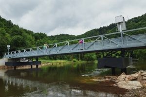 Mühlenwoog Brücke Willkommen zur idyllischen Mühlenwoog Brücke, die Sie auf diesem Bild bewundern können! Buchen Sie bei uns Touren durchs Nahetal und erkunden Sie diese charmante Brücke, die einen atemberaubenden Blick auf den Mühlenwoog bietet. Spazieren Sie über die Brücke und lassen Sie sich von der malerischen Umgebung verzaubern. Der Mühlenwoog ist ein beliebtes Ausflugsziel im Nahetal, umgeben von einer üppigen Natur und einem ruhigen Gewässer. Erleben Sie unvergessliche Momente, während Sie die Mühlenwoog Brücke betrachten und die Schönheit des Nahetals in sich aufnehmen.