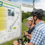Nahe Radweg-Fahrrad fahren an der Nahe Willkommen zum malerischen Nahe Radweg, den Sie auf diesem Bild zusammen mit zwei begeisterten Fahrradfahrern bewundern können! Buchen Sie bei uns Touren durchs Nahetal und erkunden Sie diese wunderschöne Radstrecke entlang des Flusses Nahe. Genießen Sie die sanfte Brise, während Sie entlang des Radwegs fahren und die atemberaubende Natur des Nahetals erleben. Der Nahe Radweg bietet Ihnen abwechslungsreiche Landschaften, idyllische Ortschaften und unvergessliche Ausblicke auf den Fluss. Erleben Sie unvergessliche Momente, während Sie die Fahrradfahrer auf dem Nahe Radweg betrachten und das Nahetal auf zwei Rädern erkunden.