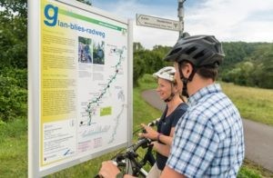 Nahe Radweg-Fahrrad fahren an der Nahe Willkommen zum malerischen Nahe Radweg, den Sie auf diesem Bild zusammen mit zwei begeisterten Fahrradfahrern bewundern können! Buchen Sie bei uns Touren durchs Nahetal und erkunden Sie diese wunderschöne Radstrecke entlang des Flusses Nahe. Genießen Sie die sanfte Brise, während Sie entlang des Radwegs fahren und die atemberaubende Natur des Nahetals erleben. Der Nahe Radweg bietet Ihnen abwechslungsreiche Landschaften, idyllische Ortschaften und unvergessliche Ausblicke auf den Fluss. Erleben Sie unvergessliche Momente, während Sie die Fahrradfahrer auf dem Nahe Radweg betrachten und das Nahetal auf zwei Rädern erkunden.