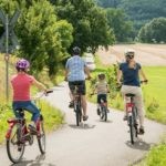 Nahe-Radweg-Familie-Weinbauregion Nahe Willkommen zu einer Familien-Fahrradtour entlang des Nahe Radwegs, die Sie auf diesem Bild bewundern können! Buchen Sie bei uns Touren durchs Nahetal und erleben Sie gemeinsam mit Ihrer Familie die Schönheit dieser malerischen Radstrecke. Genießen Sie das Miteinander, während Sie entlang des Flusses Nahe radeln und die beeindruckende Natur des Nahetals erkunden. Der Nahe Radweg bietet Ihnen eine sichere und familienfreundliche Umgebung, um gemeinsam unvergessliche Erinnerungen zu schaffen. Erleben Sie die Freude des Radfahrens, die frische Luft und die wunderschönen Landschaften entlang des Nahe Radwegs. Genießen Sie unvergessliche Momente, während Sie die glückliche Familie auf der Fahrradtour betrachten und das Nahetal auf zwei Rädern gemeinsam entdecken.