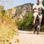 Nahe-Radweg-Rotenfels Willkommen zum atemberaubenden Nahe Radweg am Rotenfels, den Sie auf diesem Bild bewundern können! Buchen Sie bei uns Touren durchs Nahetal und entdecken Sie diese spektakuläre Radstrecke entlang des majestätischen Rotenfels. Genießen Sie das intensive Fahrerlebnis und die herrlichen Ausblicke auf das Nahetal während Ihrer Fahrradtour. Der Nahe Radweg am Rotenfels bietet Ihnen eine aufregende Kombination aus Natur und Abenteuer. Bewundern Sie den imposanten Fels und lassen Sie sich von der Schönheit des Nahetals in den Bann ziehen. Erleben Sie unvergessliche Momente, während Sie den Nahe Radweg am Rotenfels betrachten und das Nahetal auf zwei Rädern erkunden.
