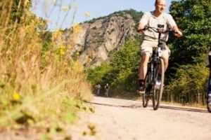 Nahe-Radweg-Rotenfels Willkommen zum atemberaubenden Nahe Radweg am Rotenfels, den Sie auf diesem Bild bewundern können! Buchen Sie bei uns Touren durchs Nahetal und entdecken Sie diese spektakuläre Radstrecke entlang des majestätischen Rotenfels. Genießen Sie das intensive Fahrerlebnis und die herrlichen Ausblicke auf das Nahetal während Ihrer Fahrradtour. Der Nahe Radweg am Rotenfels bietet Ihnen eine aufregende Kombination aus Natur und Abenteuer. Bewundern Sie den imposanten Fels und lassen Sie sich von der Schönheit des Nahetals in den Bann ziehen. Erleben Sie unvergessliche Momente, während Sie den Nahe Radweg am Rotenfels betrachten und das Nahetal auf zwei Rädern erkunden.