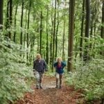 Nahe-Region-Nationalpark Hunsrück-Hochwald-Naturschutzgebiet Mörschieder Burr Willkommen zum Hunsrücker Nationalpark, den Sie auf diesem Bild mit zwei begeisterten Wanderern bewundern können! Buchen Sie bei uns Touren durchs Nahetal und entdecken Sie die unberührte Natur dieses wunderschönen Nationalparks. Der Hunsrücker Nationalpark bietet Ihnen eine Vielzahl von Wanderwegen, atemberaubende Ausblicke und eine reiche Tier- und Pflanzenwelt. Wandern Sie durch dichte Wälder, über grüne Hügel und entlang glitzernder Bäche. Erleben Sie unvergessliche Momente, während Sie die Wanderer im Hunsrücker Nationalpark betrachten und die Ruhe und Schönheit dieser einzigartigen Naturlandschaft auf sich wirken lassen.