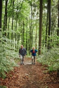 Nahe-Region-Nationalpark Hunsrück-Hochwald-Naturschutzgebiet Mörschieder Burr Willkommen zum Hunsrücker Nationalpark, den Sie auf diesem Bild mit zwei begeisterten Wanderern bewundern können! Buchen Sie bei uns Touren durchs Nahetal und entdecken Sie die unberührte Natur dieses wunderschönen Nationalparks. Der Hunsrücker Nationalpark bietet Ihnen eine Vielzahl von Wanderwegen, atemberaubende Ausblicke und eine reiche Tier- und Pflanzenwelt. Wandern Sie durch dichte Wälder, über grüne Hügel und entlang glitzernder Bäche. Erleben Sie unvergessliche Momente, während Sie die Wanderer im Hunsrücker Nationalpark betrachten und die Ruhe und Schönheit dieser einzigartigen Naturlandschaft auf sich wirken lassen.