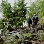 Nationalpark Hunsrück-Hochwald-Naturschutzgebiet Mörschieder Burr-Nahe-Region Willkommen zum Naturschutzgebiet Mörschieder Burr im Nationalpark Hunsrück-Hochwald! Auf diesem Bild können Sie zwei begeisterte Wanderer bewundern, die die unberührte Natur dieses einzigartigen Schutzgebiets entdecken. Buchen Sie bei uns Touren durchs Nahetal und erleben Sie die faszinierende Verbindung von Natur und Abenteuer im Naturschutzgebiet Mörschieder Burr. Spazieren Sie entlang der malerischen Wanderwege, erkunden Sie die markanten Felsen und genießen Sie die Ruhe und Schönheit der Natur entlang der Nahe. Das Naturschutzgebiet Mörschieder Burr im Nationalpark Hunsrück-Hochwald bietet Ihnen eine ideale Umgebung, um dem Alltagsstress zu entfliehen und die Natur in ihrer ganzen Pracht zu erleben. Erleben Sie unvergessliche Momente, während Sie die beiden Wanderer im Naturschutzgebiet Mörschieder Burr-Nahe betrachten und die einzigartige Naturlandschaft des Hunsrück-Hochwalds im Herzen des Nahetals erkunden.