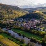 Niederhausen-Weinlehrpfad-Weinbauregion Nahe Willkommen zum Niederhausen-Weinlehrpfad in der Weinbauregion Nahe! Auf diesem Bild können Sie die malerische Landschaft und die Weinberge entlang des Lehrpfads bewundern. Buchen Sie bei uns Touren durchs Nahetal und erkunden Sie die faszinierende Welt des Weinbaus. Der Niederhausen-Weinlehrpfad bietet Ihnen eine einzigartige Gelegenheit, mehr über den Weinanbau und die Weinproduktion in der Nahe-Region zu erfahren. Genießen Sie die atemberaubende Aussicht auf die Weinberge, während Sie entlang des Lehrpfads spazieren. Erleben Sie unvergessliche Momente, während Sie den Niederhausen-Weinlehrpfad in der Weinbauregion Nahe betrachten und die Aromen und die Schönheit des Nahetals auf sich wirken lassen.