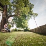 Pilgerwanderweg-Hildegard von Bingen-Weinanbaugebiet Nahe Willkommen auf dem Hildegard von Bingen Pilgerwanderweg! Das Bild zeigt einen Abschnitt dieses historischen Weges, der sich durch die malerische Landschaft schlängelt. Buchen Sie bei uns Touren durchs Nahetal und begeben Sie sich auf die Spuren der berühmten Heilkundlerin und Mystikerin Hildegard von Bingen. Der Pilgerwanderweg führt Sie durch idyllische Orte, vorbei an atemberaubenden Aussichtspunkten und bedeutenden spirituellen Stätten. Genießen Sie die Ruhe und die Besinnlichkeit, während Sie entlang des Weges wandern und die spirituelle Energie der Umgebung spüren. Erleben Sie unvergessliche Momente, während Sie einen Teil des Hildegard von Bingen Pilgerwanderwegs betrachten und sich von der inspirierenden Atmosphäre des Nahetals verzaubern lassen.