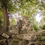 Pilgerwanderweg-Hildegard-von-Bingen-Weinregion Nahe Willkommen auf dem Hildegard von Bingen Pilgerwanderweg! Das Bild zeigt einen wunderschönen Moment, in dem zwei Pilger auf einer Ruine entlang des Weges eine Pause machen. Buchen Sie bei uns Touren durchs Nahetal und begeben Sie sich auf die Spuren der berühmten Heilkundlerin und Mystikerin Hildegard von Bingen. Der Pilgerwanderweg führt Sie durch malerische Landschaften, vorbei an historischen Stätten und spirituellen Orten. Genießen Sie die Ruhe und Stille, während Sie Ihre Kräfte auf der Ruine wieder aufladen und den Ausblick auf die Umgebung genießen. Erleben Sie unvergessliche Momente, während Sie einen Teil des Hildegard von Bingen Pilgerwanderwegs betrachten und die inspirierende Atmosphäre des Nahetals in sich aufnehmen.