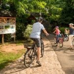 Radtour-Familie-Landkreis Bad Kreuznach-Weinbauregion Nahe Willkommen im Landkreis Bad Kreuznach, einer malerischen Weinbauregion in der Nähe des Nahetals! Das Bild zeigt eine begeisterte Radtour-Familie, die die wunderschöne Landschaft des Landkreises Bad Kreuznach erkundet. Buchen Sie bei uns Touren durchs Nahetal und entdecken Sie die Vielfalt der Weinbauregion Nahe. Genießen Sie eine entspannte Fahrradtour entlang der malerischen Weinberge, vorbei an idyllischen Dörfern und durch grüne Täler. Der Landkreis Bad Kreuznach bietet Ihnen eine ideale Kulisse für einen aktiven Familienurlaub und eine unvergessliche Radtour durch die Weinbauregion Nahe. Erleben Sie unvergessliche Momente, während Sie die Radtour-Familie im Landkreis Bad Kreuznach betrachten und die Schönheit der Natur und die Genüsse des Nahetals auf sich wirken lassen.