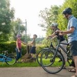 Radtour-Familienausflug-Weinanbaugebiet Nahe Willkommen im Landkreis Bad Kreuznach, einer reizvollen Weinbauregion in der Nähe des Nahetals! Das Bild zeigt eine glückliche Radtour-Familie, die eine Pause neben der imposanten Statue eines Fußes einlegt. Buchen Sie bei uns Touren durchs Nahetal und erkunden Sie die faszinierende Weinbauregion Nahe auf dem Fahrrad. Der Landkreis Bad Kreuznach begeistert mit einer Mischung aus atemberaubender Natur und kulinarischen Genüssen. Folgen Sie den Radwegen durch die malerischen Weinberge, vorbei an charmanten Weindörfern und erleben Sie die einzigartige Atmosphäre der Region. Die Statue des Fußes ist ein besonderes Symbol, das die Verbundenheit zwischen Natur, Aktivität und Erholung repräsentiert. Erleben Sie unvergessliche Momente, während Sie die Radtour-Familie im Landkreis Bad Kreuznach betrachten und die Vielfalt des Nahetals in vollen Zügen genießen.