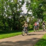 Radtour-Weinanbaugebiet Nahe Willkommen zu einer unvergesslichen Radtour durch das Weinanbaugebiet Nahe! Das Bild zeigt eine Radtour entlang der malerischen Weinberge der Region. Buchen Sie bei uns Touren durchs Nahetal und entdecken Sie die Vielfalt und Schönheit des Weinanbaugebiets Nahe auf dem Fahrrad. Genießen Sie den frischen Duft der Reben, die sanften Hügel und die idyllischen Weindörfer, während Sie gemütlich entlang der Radwege radeln. Das Weinanbaugebiet Nahe ist bekannt für seine herausragenden Weine und seine malerische Landschaft. Erleben Sie unvergessliche Momente, während Sie die Radtour durch das Weinanbaugebiet Nahe betrachten und die harmonische Verbindung von Natur, Kultur und Genuss im Herzen des Nahetals erleben.