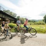Radtour-Weinanbaugebiet Nahe-Landkreis Bad Kreuznach Willkommen zu einer unvergesslichen Radtour durch das Weinanbaugebiet Nahe im Landkreis Bad Kreuznach! Das Bild zeigt eine Gruppe von Radfahrern, die die malerische Landschaft und die Weinberge der Region erkunden. Buchen Sie bei uns Touren durchs Nahetal und erleben Sie die faszinierende Kombination aus Weinbau und Radfahren. Entdecken Sie die vielfältigen Rebsorten, die entlang der sanften Hügel wachsen, und probieren Sie die erlesenen Weine, für die das Weinanbaugebiet Nahe bekannt ist. Der Landkreis Bad Kreuznach bietet Ihnen ideale Bedingungen für eine unvergessliche Radtour, mit abwechslungsreichen Radwegen und charmanten Weindörfern entlang der Strecke. Erleben Sie unvergessliche Momente, während Sie die Radtour im Weinanbaugebiet Nahe im Landkreis Bad Kreuznach betrachten und die einzigartige Verbindung von Aktivität, Genuss und Kultur im Herzen des Nahetals erleben.