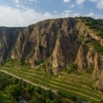 Rotenfels-Klettern-Weinbauregion Bad Kreuznach Willkommen zu einem atemberaubenden Anblick des Rotenfels bei Bad Kreuznach! Das Bild zeigt den markanten Felsen, der sich majestätisch über der Landschaft erhebt. Buchen Sie bei uns Touren durchs Nahetal und erkunden Sie die beeindruckende Natur und Geschichte des Rotenfels. Der Rotenfels ist nicht nur ein beliebtes Ausflugsziel, sondern auch ein Paradies für Wanderer und Naturliebhaber. Erleben Sie unvergessliche Momente, während Sie den Rotenfels betrachten und die faszinierende Schönheit des Nahetals in sich aufnehmen.