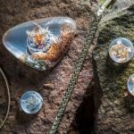 Schmuck Daniela Becker-idar Oberstein-Edelsteine Willkommen in der faszinierenden Welt des Schmucks von Daniela Becker aus Idar-Oberstein! Auf diesem Bild können Sie einen Blick auf ihre einzigartigen Kreationen werfen, die durch die Schönheit und Einzigartigkeit der Edelsteine geprägt sind. Buchen Sie bei uns Touren durchs Edelsteinland und besuchen Sie das Atelier von Daniela Becker, um ihre faszinierende Schmuckkollektion zu entdecken. Tauchen Sie ein in die Welt des Schmuckdesigns, beobachten Sie die handwerkliche Verarbeitung und lassen Sie sich von der faszinierenden Verbindung von Edelsteinen und Design begeistern. Erleben Sie unvergessliche Momente, während Sie den Schmuck von Daniela Becker betrachten und die kreative Energie und Leidenschaft spüren, die in jeder einzelnen Kreation steckt.