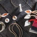 Schmuck Gaby Wandscher-Idar Oberstein-Edelsteine Willkommen in der bezaubernden Schmuckwelt von Gaby Wandscher aus Idar-Oberstein! Auf diesem Bild können Sie einige ihrer einzigartigen Schmuckstücke bewundern, die durch die Schönheit der Edelsteine und das talentierte Design zum Leben erweckt werden. Buchen Sie bei uns Touren durchs Edelsteinland und besuchen Sie das Atelier von Gaby Wandscher, um ihre faszinierende Schmuckkollektion zu entdecken. Tauchen Sie ein in die Welt des Schmuckdesigns, beobachten Sie die handwerkliche Verarbeitung und lassen Sie sich von der kreativen Verbindung von Edelsteinen und Kunstfertigkeit begeistern. Erleben Sie unvergessliche Momente, während Sie den Schmuck von Gaby Wandscher betrachten und die Leidenschaft und das Talent spüren, die in jedem einzelnen Stück stecken.