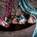Schmuck-Idar Oberstein-Edelsteine Willkommen in der faszinierenden Welt des Schmucks aus Idar-Oberstein! Auf diesem Bild können Sie einen Blick auf wunderschöne Schmuckstücke werfen, die von den talentierten Kunsthandwerkern der Region geschaffen wurden. Buchen Sie bei uns Touren durchs Edelsteinland und besuchen Sie die renommierten Schmuckateliers in Idar-Oberstein, um mehr über die Kunst des Schmuckdesigns und die Verarbeitung von Edelsteinen zu erfahren. Tauchen Sie ein in die Welt des Schmucks, bewundern Sie die kunstvollen Kreationen und lassen Sie sich von der Schönheit und Einzigartigkeit jedes einzelnen Stücks verzaubern. Erleben Sie unvergessliche Momente, während Sie den Schmuck aus Idar-Oberstein betrachten und die herausragende Handwerkskunst und die Schätze des Edelsteinlandes entdecken.