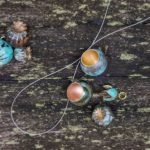 Schmuck nach der Natur, Simone Dreschsel-Idar Oberstein Willkommen in der wunderschönen Welt des naturinspirierten Schmucks von Simone Dreschsel aus Idar-Oberstein! Auf diesem Bild können Sie einige ihrer faszinierenden Schmuckstücke bewundern, die von der Schönheit der Natur inspiriert sind. Buchen Sie bei uns Touren durchs Edelsteinland und besuchen Sie das Atelier von Simone Dreschsel, um ihre einzigartigen Kreationen zu entdecken. Tauchen Sie ein in die Welt des Schmuckdesigns, beobachten Sie die handwerkliche Verarbeitung und lassen Sie sich von der kreativen Verbindung von Edelsteinen und natürlichen Formen begeistern. Erleben Sie unvergessliche Momente, während Sie den naturinspirierten Schmuck von Simone Dreschsel betrachten und die harmonische Verbindung von Schmuck und Natur hautnah erleben.