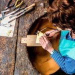 Schmuckherstellung-Idar Oberstein-Edelsteine Willkommen in der wunderbaren Welt des naturinspirierten Schmucks von Simone Dreschsel aus Idar-Oberstein! Auf diesem Bild können Sie einige ihrer einzigartigen Schmuckstücke bewundern, die von der Schönheit der Natur inspiriert sind. Buchen Sie bei uns Touren durchs Edelsteinland und besuchen Sie das Atelier von Simone Dreschsel, um ihre faszinierende Kollektion zu entdecken. Tauchen Sie ein in die Welt des Schmuckdesigns, beobachten Sie die handwerkliche Verarbeitung und lassen Sie sich von der kreativen Verbindung von Edelsteinen und natürlichen Formen begeistern. Erleben Sie unvergessliche Momente, während Sie den naturinspirierten Schmuck von Simone Dreschsel betrachten und die Schönheit der Natur in jedem Stück spüren.