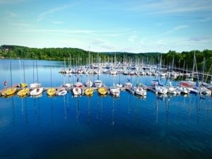 Segelhafen Bostalsee Willkommen zu einem atemberaubenden Anblick des Segelhafens am Bostalsee! Das Bild zeigt den idyllischen Hafen, umgeben von glitzerndem Wasser und grüner Natur. Buchen Sie bei uns Ihren Aufenthalt am Bostalsee und genießen Sie die vielfältigen Wassersportmöglichkeiten. Der Segelhafen lädt zum Segeln, Windsurfen oder einfach nur zum Entspannen am Ufer ein. Erleben Sie unvergessliche Momente, während Sie den Segelhafen am Bostalsee betrachten und die ruhige Atmosphäre und die natürliche Schönheit des Sees in sich aufnehmen.