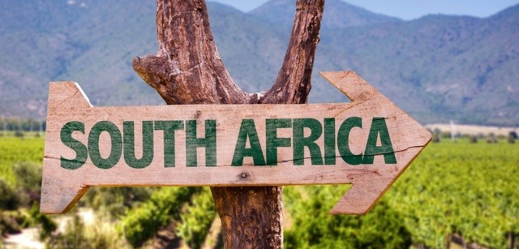 Urlaub-Südafrika Das Bild zeigt ein Schild mit der Aufschrift "Südafrika", das an einem idyllischen Ort platziert ist. Das Schild ist ein symbolischer Hinweis auf das Land und weckt die Vorfreude auf eine spannende Reise durch die atemberaubenden Landschaften, faszinierende Tierwelt und reiche Kultur Südafrikas. Es lädt den Betrachter ein, seine Reisepläne zu schmieden und sich auf unvergessliche Erlebnisse in diesem vielfältigen Land vorzubereiten. Egal ob Safaris, traumhafte Strände, aufregende Städte oder faszinierende kulturelle Begegnungen - Südafrika verspricht ein unvergessliches Abenteuer.