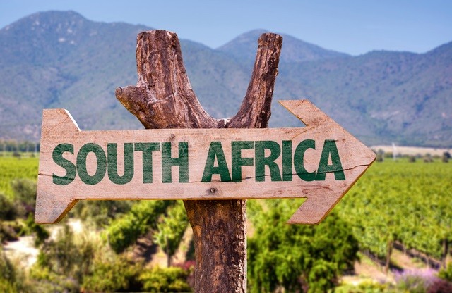 Urlaub-Südafrika Das Bild zeigt ein Schild mit der Aufschrift "Südafrika", das an einem idyllischen Ort platziert ist. Das Schild ist ein symbolischer Hinweis auf das Land und weckt die Vorfreude auf eine spannende Reise durch die atemberaubenden Landschaften, faszinierende Tierwelt und reiche Kultur Südafrikas. Es lädt den Betrachter ein, seine Reisepläne zu schmieden und sich auf unvergessliche Erlebnisse in diesem vielfältigen Land vorzubereiten. Egal ob Safaris, traumhafte Strände, aufregende Städte oder faszinierende kulturelle Begegnungen - Südafrika verspricht ein unvergessliches Abenteuer.