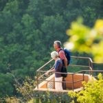 Vitaltour Felsengarten-Aussichtsplattform-Wandern an der Nahe Willkommen zu einem beeindruckenden Anblick der Vitaltour Felsengarten mit einer atemberaubenden Aussichtsplattform entlang der Nahe! Das Bild zeigt die Wanderer, wie sie die malerische Landschaft erkunden und von der spektakulären Aussichtsplattform aus den Panoramablick auf das Nahetal genießen. Buchen Sie bei uns Touren durchs Nahetal und erleben Sie die harmonische Verbindung von Wandern, Natur und Erholung. Die Vitaltour Felsengarten bietet Ihnen nicht nur die Möglichkeit, die eindrucksvollen Felsen zu bewundern, sondern auch die unberührte Schönheit der Natur entlang der Nahe zu entdecken. Erleben Sie unvergessliche Momente, während Sie die Vitaltour Felsengarten mit den Wanderern betrachten und die beeindruckende Verbindung von Aktivität, Natur und Entspannung im Herzen des Nahetals erleben.